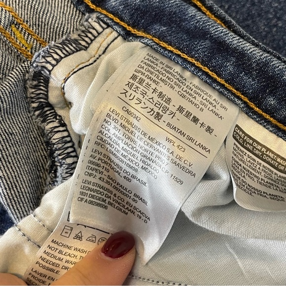 Levi's Womens Wedgie Straight Distressed Raw Hem Jeans Size 28 Button Fly - Picture 10 of 12